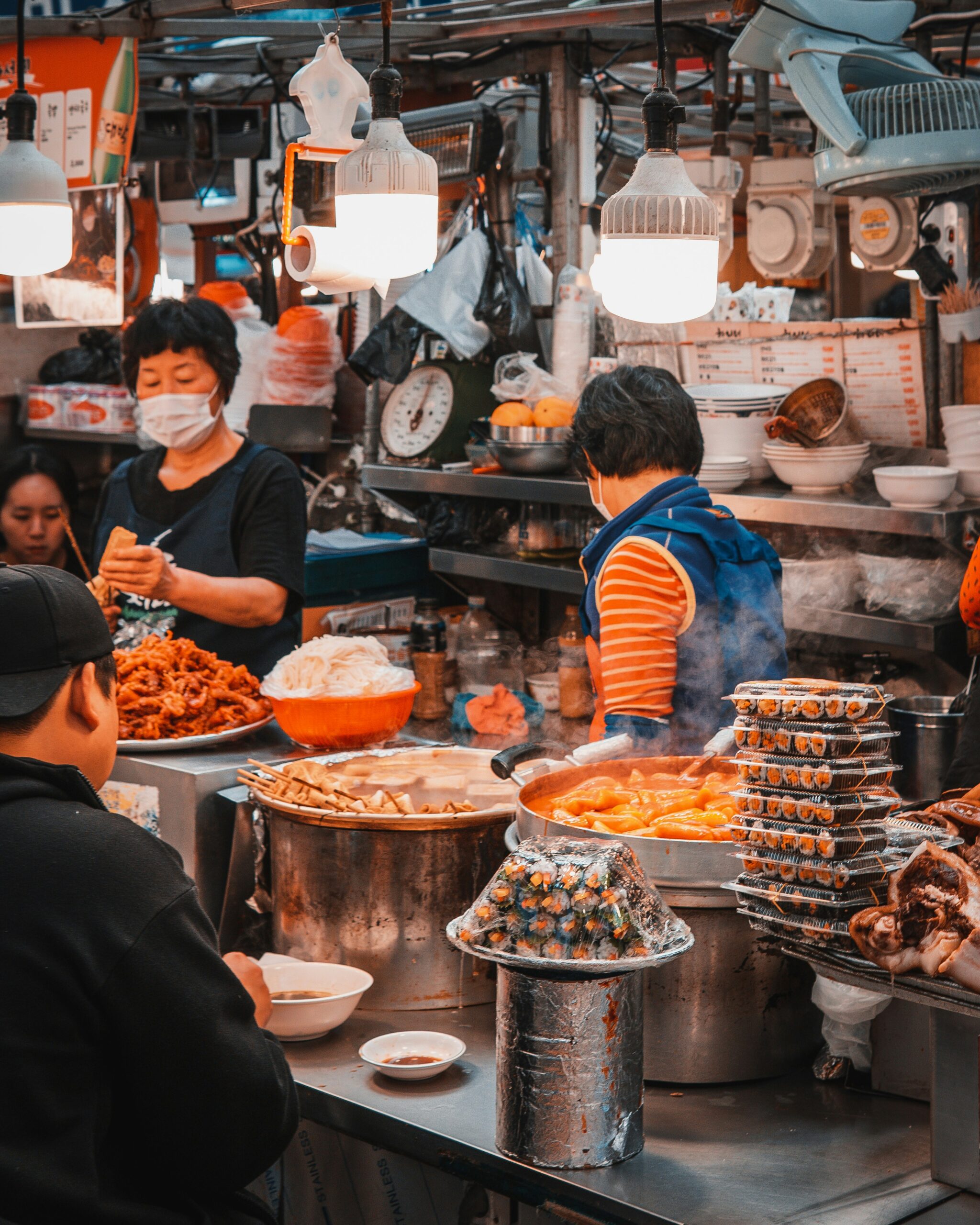 Mercado tradicional coreano con puestos de comida callejera