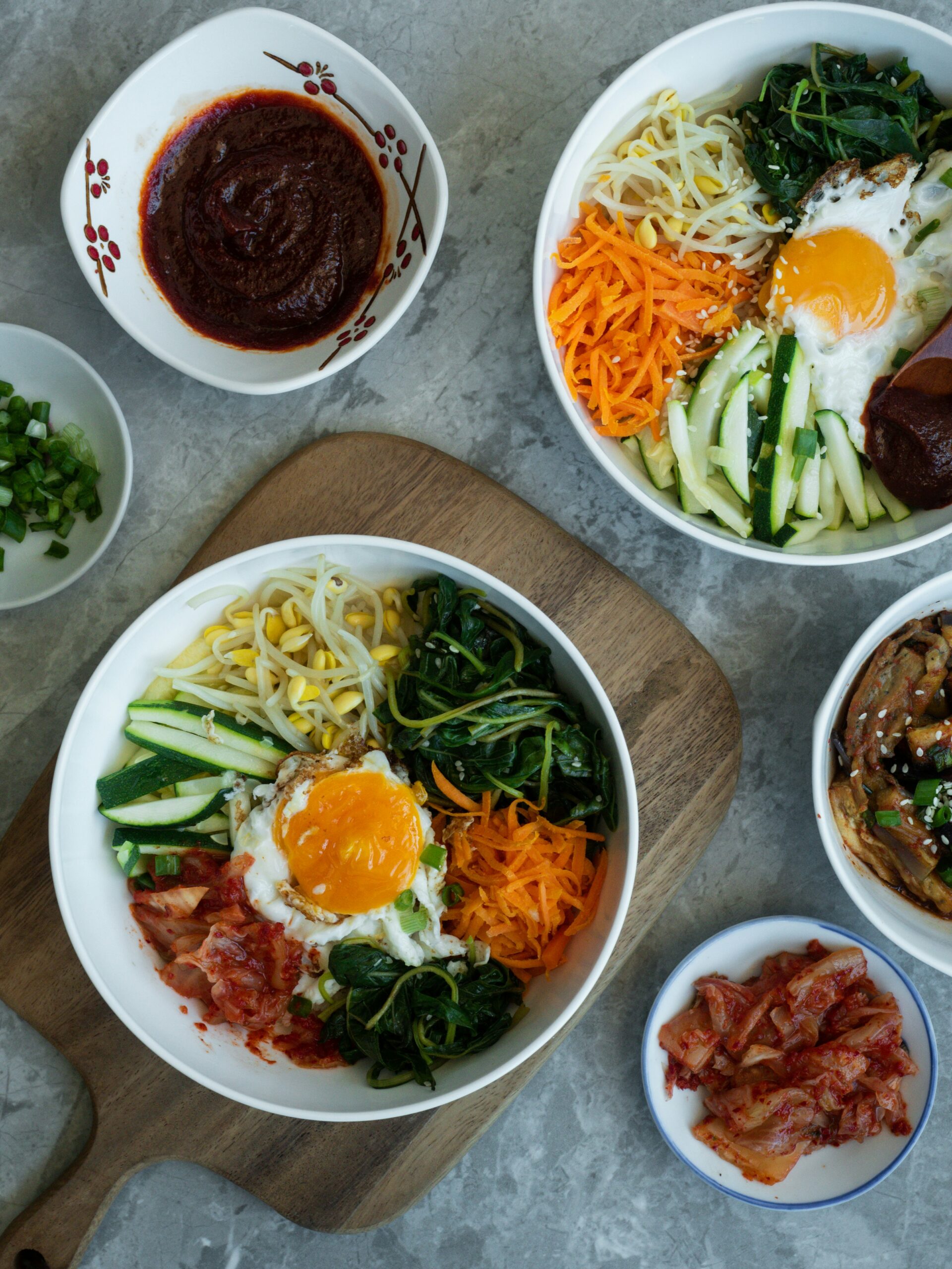 Bibimbap - plato típico coreano con arroz, verduras y huevo