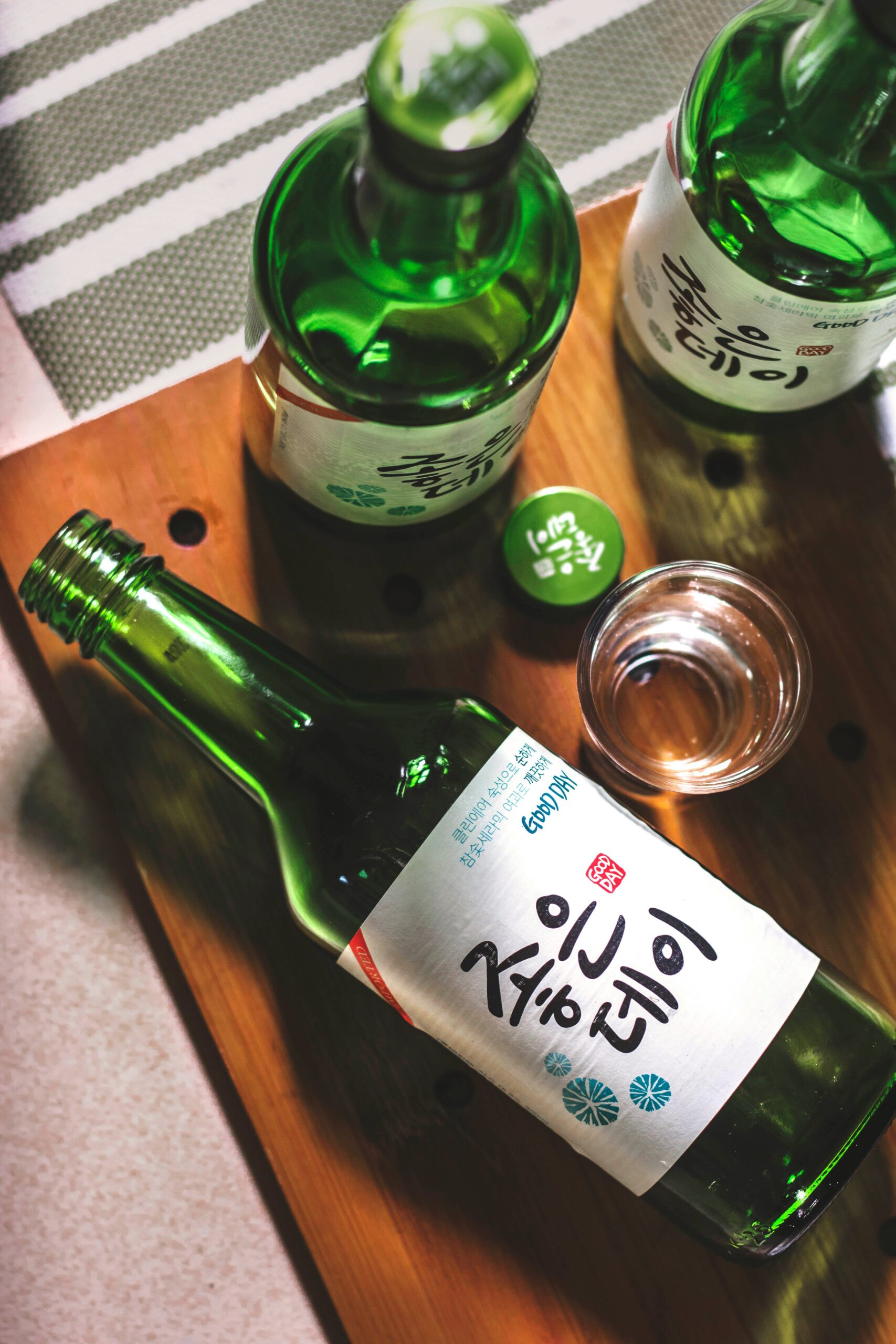 Soju - licor nacional de Corea del Sur en botella verde
